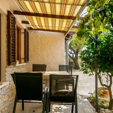 Elvira Guest house *